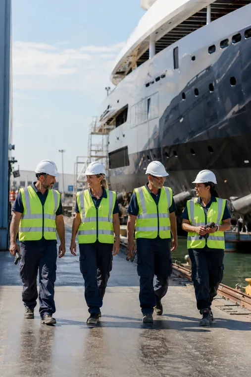 Équipe en environnement naval